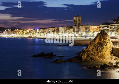 Horizon de la station balnéaire de Lloret de Mar au crépuscule au bord de la mer Méditerranée sur la Costa Brava en Catalogne, Espagne, Europe Banque D'Images