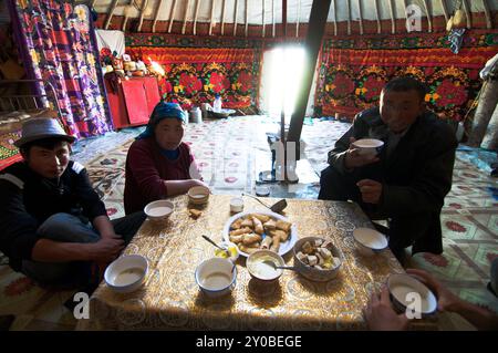 Visite d'une yourte kazakhe traditionnelle en Mongolie occidentale. Banque D'Images