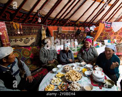 Visite d'une yourte kazakhe traditionnelle en Mongolie occidentale. Banque D'Images