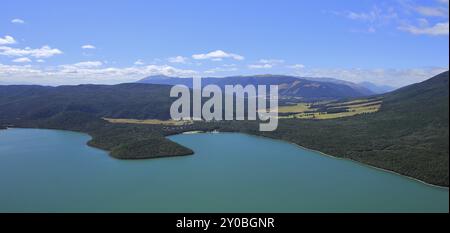 Paysage en Nouvelle-Zélande. Vue depuis le Mont Robert. Turquoise Lac Rotoiti. Village St Arnaud et forêt Banque D'Images