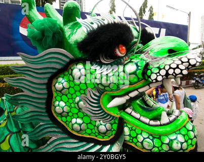 Une parade colorée le long de Charoen Nakhon Rd à Bangkok, en Thaïlande. Banque D'Images