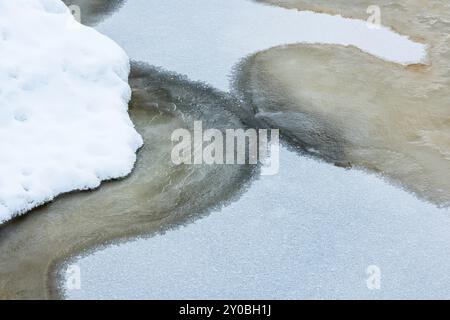 Structures glaciaires dans un ruisseau, réserve naturelle de Korouoma, Laponie, Finlande, janvier 2017, Europe Banque D'Images