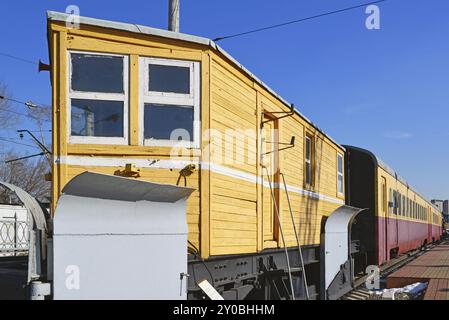 Moscou, Russie, avril 1,2017. L'ancienne machine de nettoyage de ballast au Musée d'histoire d'un transport ferroviaire, Europe Banque D'Images