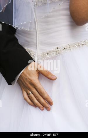 Groom met son bras autour de sa mariée Banque D'Images