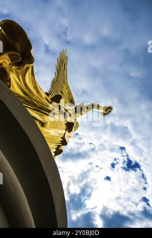 Détail de la statue dorée de Nike, la déesse de la victoire, à la colonne de la victoire à Berlin Banque D'Images