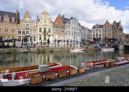 Bateaux touristiques amarrés le long du Graslei, Gand, Flandre, Belgique, Europe Banque D'Images