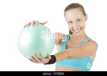 Fit woman debout et tenant un ballon pilates, isolé en blanc Banque D'Images