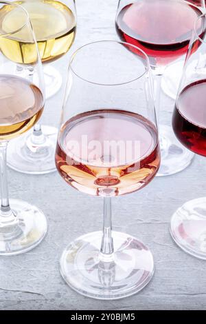 Verres à vin lors d'une dégustation. Vin rose, rouge et blanc, boissons sur une table dans une cave. Un assortiment de vins de différentes couleurs et nuances, Food photogr Banque D'Images