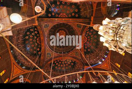 Mosquée Mohamed Ali - richement décorée vue intérieure de la face inférieure de la coupole avec calligraphie islamique complétée dans le style ottoman par Muhammed Ali Pacha en 1848 à la citadelle du Caire, en Égypte Banque D'Images