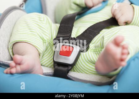 Petit bébé enfant attaché avec la ceinture de sécurité en voiture de sécurité conducteur Banque D'Images