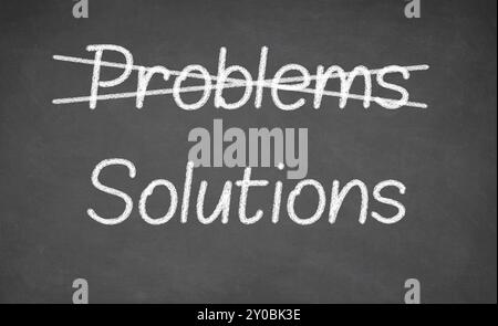 Barrer les problèmes et écrire des solutions sur un tableau noir. Tableau noir Banque D'Images
