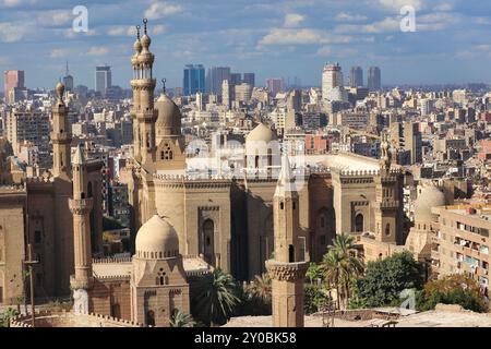 Vue panoramique du contraste entre les sections médiévales et modernes de la vaste métropole du Caire par une journée lumineuse de l'après-midi depuis le sommet de la Citadelle de Saladin au Caire, Egypte Banque D'Images