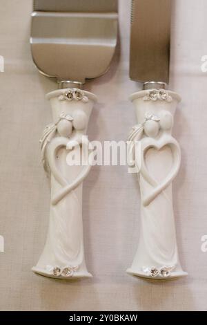 Poignées d'un cakelifter en forme de couple de mariée Banque D'Images