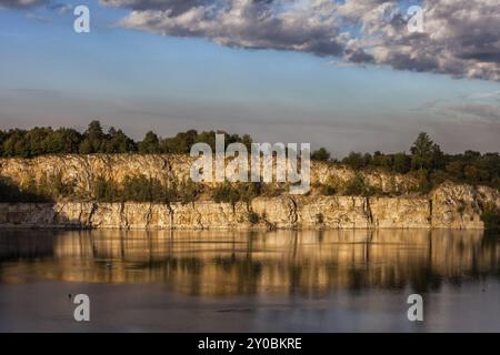 Réservoir de Zakrzowek au coucher du soleil dans la ville de Cracovie en Pologne, lac caché à l'ancienne carrière de calcaire, attraction locale populaire Banque D'Images