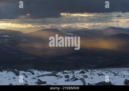 Pluie de soirée dans le parc national de Dovrefjell-Sunndalsfjella, Oppland Fylke, Norvège, septembre 2011, Europe Banque D'Images