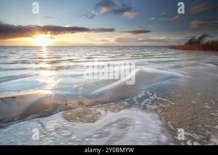 Doré chaud coucher de soleil sur la côte de sable, Ijsselmeer, pays-Bas Banque D'Images