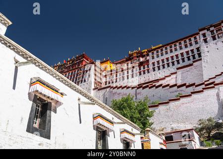 Le Palais du Potala est la plus haute altitude du monde, un magnifique bâtiment qui intègre palais, châteaux et monastères. C'est également le plus grand et Banque D'Images