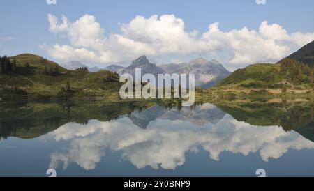 Nuages d'été et montagnes reflétant dans le lac Trubsee, Engelberg. Paysage à mi-hauteur sur le mont Titlis, Suisse, Europe Banque D'Images