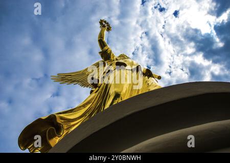 Détail de la statue dorée de Nike, la déesse de la victoire, à la colonne de la victoire à Berlin Banque D'Images