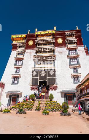 21 AOÛT 2022, TIBET, CHINE : entrée principale du Palais du Potala à Lhassa, Tibet. Ciel bleu avec espace de copie pour le texte Banque D'Images