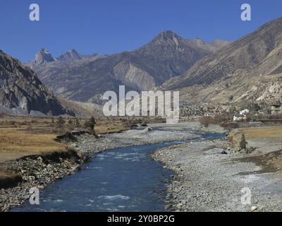 Rivière Blue Marsyangdi. Scène d'automne à Manang, zone de conservation de l'Annapurna, Népal, Asie Banque D'Images