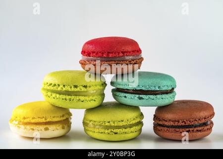 Pile de couleur différente de macarons sur fond blanc Banque D'Images