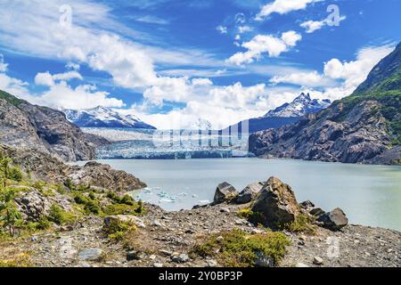 Vue du glacier gris avec iceberg flottant dans le lac gris au parc national Torres del Paine dans le sud de la Patagonie chilienne, Chili, Amérique du Sud Banque D'Images