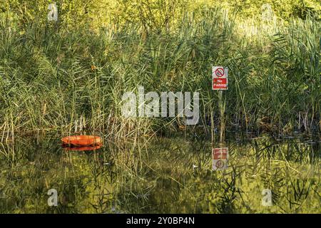 Signer : Pas de pêche, dans un étang avec une bouée, vu dans Oare près de Faversham, Kent, England, UK Banque D'Images