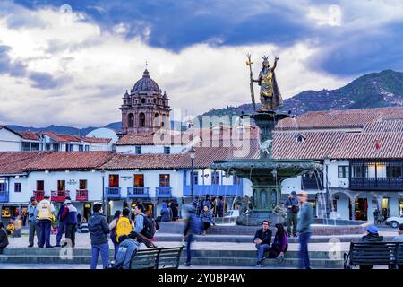 CUSCO, PÉROU, 26 JANVIER 2016 : vue de la Plaza de Armas à Cusco dans la soirée avec la statue de Pachacuti, Pérou, Amérique du Sud Banque D'Images