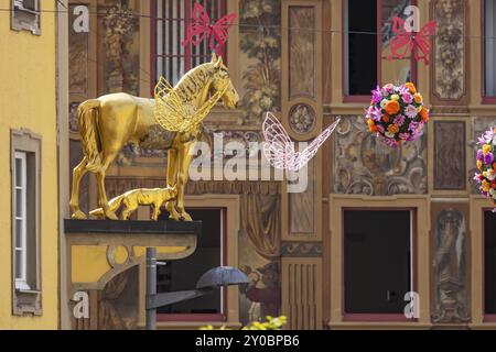 Vue sur la ville d'Ellwangen, maison Zimmerle avec magnifique peinture de façade. Aujourd'hui la pharmacie Adler, anciennement une auberge post. Sculpture d'un cheval d'or. Ellwa Banque D'Images