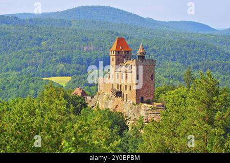 Erlenbach Berwartstein Castle à Dahner Felsenland, Berwartstein Castle à Dahn Rockland, Allemagne, Europe Banque D'Images