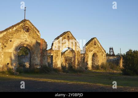 Bâtiments de mine de ruines abandonnés paysage rouge à Mina de Sao Domingos, Portugal, Europe Banque D'Images