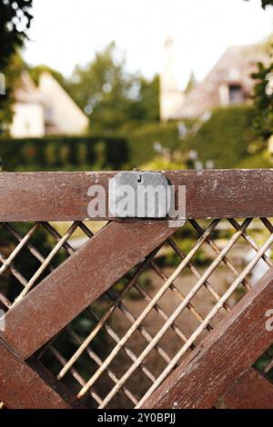 Clôture de maison privée avec badge ou étiquette vide. Concept de confidentialité. Propriété privée. Banque D'Images