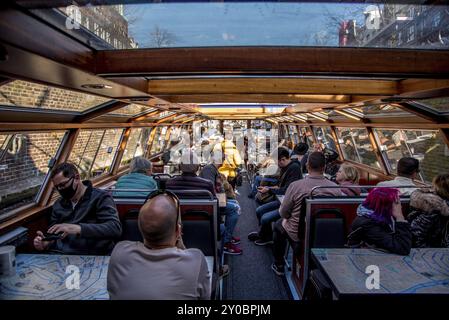 Amsterdam, pays-Bas, avril 2022. L'intérieur d'un bateau de canal transportant des touristes à Amsterdam. Banque D'Images