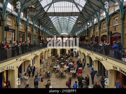 Jardin du couvent plein de touristes à Londres, Angleterre, Royaume-Uni, Europe Banque D'Images