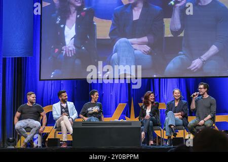 Bonn, Allemagne, 8 juin 2019 : Wes Chatham, cas Anvar, Dominique Tipper, Shohreh Aghdashloo, Frankie Adams et Steven Strait à FedCon 28, Europe Banque D'Images