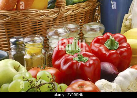La composition avec des légumes crus et panier en osier Banque D'Images