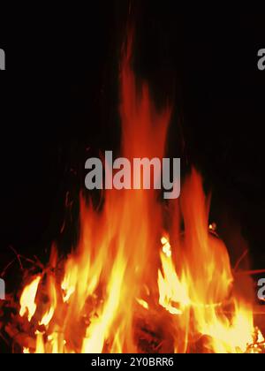 Gros plan de feu brillant et chaud sur noir Banque D'Images