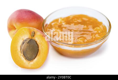 Partie de confiture d'abricots frais isolé sur fond blanc Banque D'Images