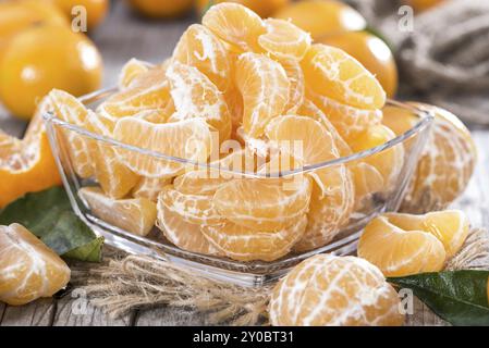 Mandarines dans un bol sur fond de bois Banque D'Images
