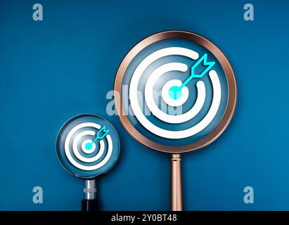 Grand objectif, petite cible, stratégie d'entreprise, plan d'action, concept de recherche de tendances de marketing numérique. Deux tailles de bullseye dans deux loupes, Banque D'Images
