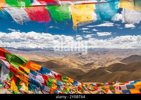 Montagnes enneigées de l'Himalaya au col de Lalung la, 5050m d'altitude sur l'autoroute de l'amitié entre Lhassa au Tibet et Katmandou au Népal Banque D'Images