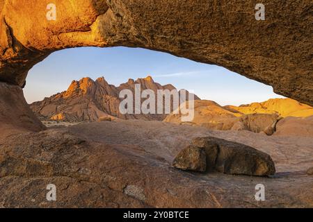 Coucher de soleil au Spitzkoppe en Namibie, Bogenfelsen Banque D'Images