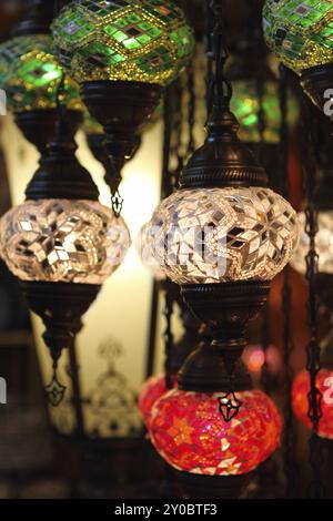 Les lampes traditionnelles turques vintage sur fond clair dans la nuit Banque D'Images