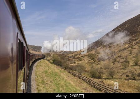 Près de Goathland, North Yorkshire, Angleterre, Royaume-Uni, mai 07, 2016 : un train sur le North Yorkshire Moors Railway sur la route entre Whitby et Pickering Banque D'Images