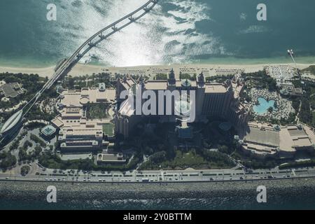 Dubaï, Émirats Arabes Unis, 17 octobre 2014 : le célèbre Atlantis The Palm Hotel sur l'île artificielle de palmiers pris d'un hydravion Banque D'Images