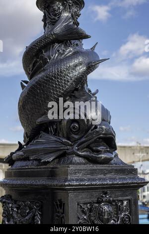 LONDRES, Royaume-Uni, 11 MARS : gros plan d'un lampadaire dauphin de Vulliamy sur le quai à Londres le 11 mars 2019 Banque D'Images