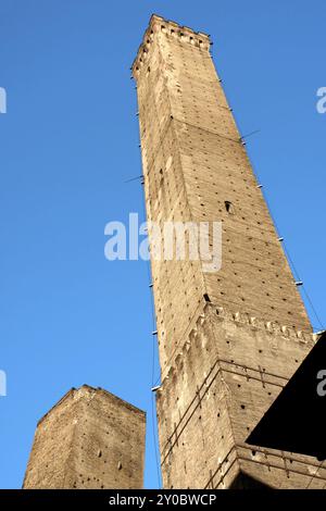 La tour Asinelli sur le droit et la tour Garisenda sur le symbole de gauche de la ville de Bologna Banque D'Images