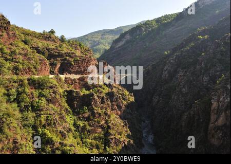 La gorge de Daluis, avec ses rochers rouges en France Banque D'Images