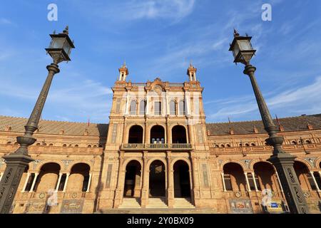 Plaza Espana à Séville sur le ciel bleu, Andalousie, Espagne, Europe Banque D'Images